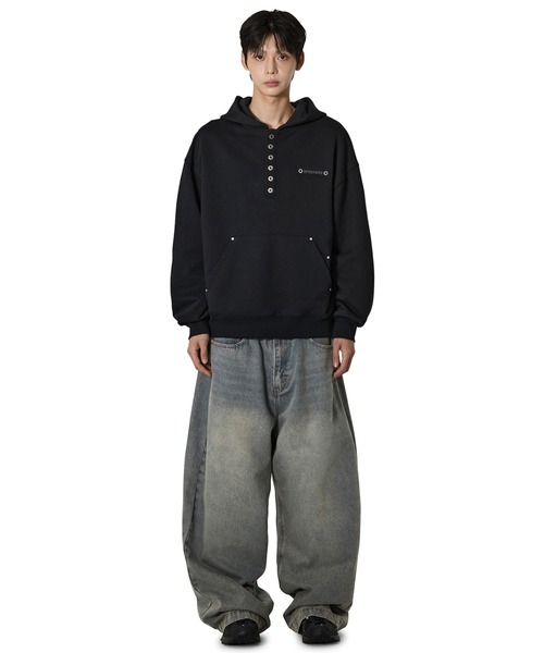 Openyard(オープンヤード)の「『Openyard/オープンヤード』RIVET HENLEY HOODIE/リベットヘンリーフーディーパーカー(パーカー・メンズ・グレー/ブラック・M/L)」の5枚目の写真