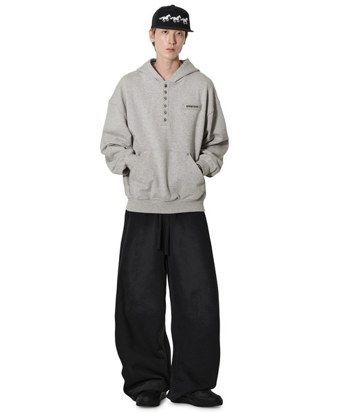 Openyard(オープンヤード)の「『Openyard/オープンヤード』RIVET HENLEY HOODIE/リベットヘンリーフーディーパーカー(パーカー・メンズ・グレー/ブラック・M/L)」の7枚目の写真