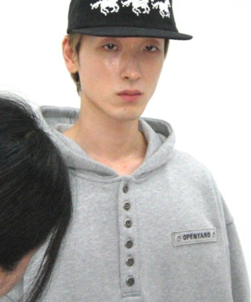 Openyard(オープンヤード)の「『Openyard/オープンヤード』RIVET HENLEY HOODIE/リベットヘンリーフーディーパーカー(パーカー・メンズ・グレー/ブラック・M/L)」の3枚目の写真