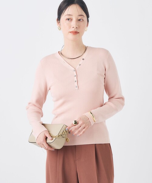 NOLLEY’S Sophi(ノーリーズソフィ)の「《手洗い可能》シルクカシミヤ混Vヘンリーリブプルオーバー(ニット/セーター・レディース・オフホワイト/ブラック/ベビーピンク/ベージュ・38)」の4枚目の写真