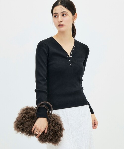 NOLLEY’S Sophi(ノーリーズソフィ)の「《手洗い可能》シルクカシミヤ混Vヘンリーリブプルオーバー(ニット/セーター・レディース・オフホワイト/ブラック/ベビーピンク/ベージュ・38)」の12枚目の写真