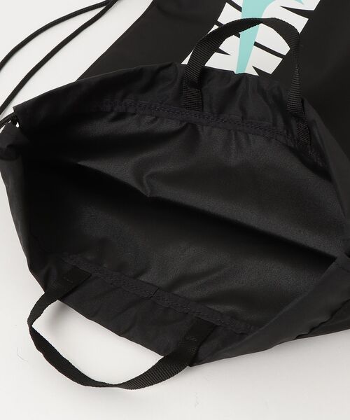 NIKE(ナイキ)の「【NIKE】ナイキ SS26 ドローストリング プールバッグ(バックパック/リュック・レディース・ブラック×ホワイト・FREE)」の4枚目の写真