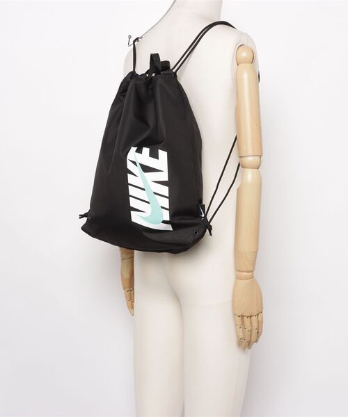 NIKE(ナイキ)の「【NIKE】ナイキ SS26 ドローストリング プールバッグ(バックパック/リュック・レディース・ブラック×ホワイト・FREE)」の5枚目の写真