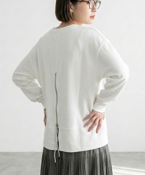 CRB(シーアールビー)の「バックジップ付デザイントップス(Tシャツ/カットソー・レディース・ブラック/オフホワイト/チャコール・F)」の2枚目の写真