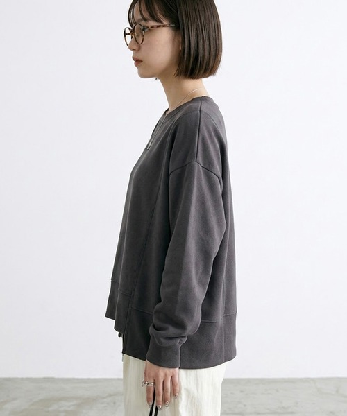 CRB(シーアールビー)の「バックジップ付デザイントップス(Tシャツ/カットソー・レディース・ブラック/オフホワイト/チャコール・F)」の5枚目の写真