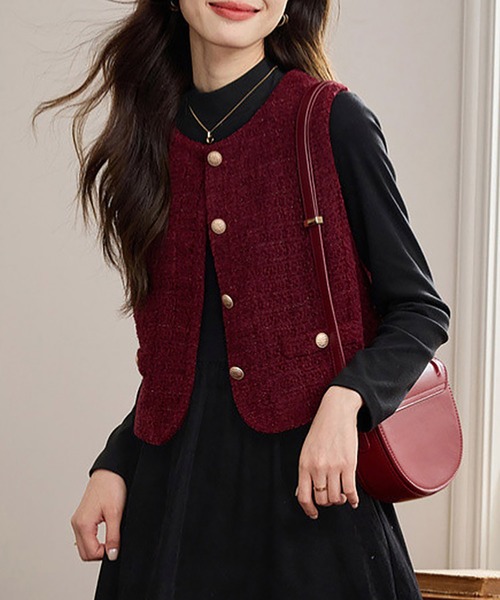 Doux Belle（ドゥーベル）の「ツイード調金ボタンノーカラーベスト（ベスト・レディース・レッド・X-LARGE/LARGE/MEDIUM）」の5枚目の写真