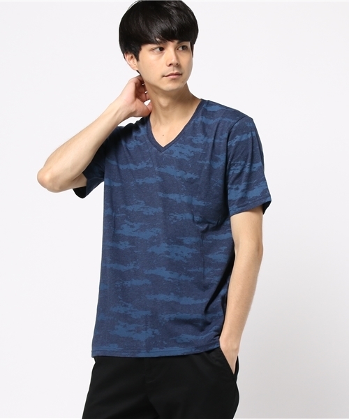 MEN'S BIGI（メンズビギ）の「迷彩柄VネックＴシャツ  （Tシャツ/カットソー・メンズ・カーキ/ネイビー/ホワイト・L/M/S）」の3枚目の写真
