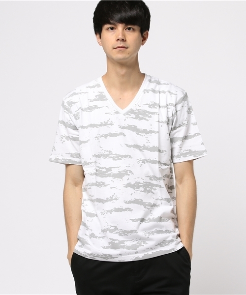 MEN'S BIGI（メンズビギ）の「迷彩柄VネックＴシャツ  （Tシャツ/カットソー・メンズ・カーキ/ネイビー/ホワイト・L/M/S）」の2枚目の写真