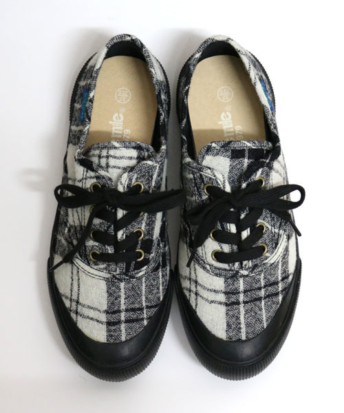 One Mile（ワンマイル）の「レースアップスニーカー (OM-722)（スニーカー・レディース・グレー/ホワイト×ブラック/ネイビー・22.5cm/24.0cm/23.0cm/24.5cm/23.5cm）」の3枚目の写真