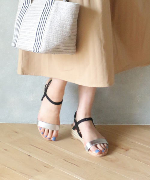LBC（エルビーシー）の「【WEB限定 LLサイズ有り】スリムベルトサンダル（サンダル・レディース・ゴールド/イエロー/ネイビー/シルバー・X-LARGE/MEDIUM/LARGE）」の3枚目の写真