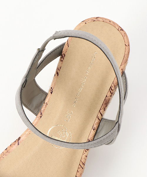 LBC（エルビーシー）の「【WEB限定 LLサイズ有り】スリムベルトサンダル（サンダル・レディース・ゴールド/イエロー/ネイビー/シルバー・X-LARGE/MEDIUM/LARGE）」の14枚目の写真