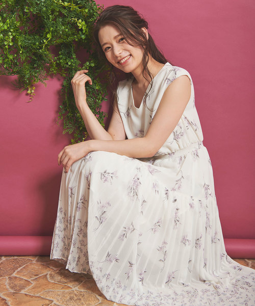 Noela ノエラ ☆ ミックスフラワー柄ワンピース ノースリーブ ピンク Noela（ノエラ）の「ミックスリリー柄ワンピース（ワンピース