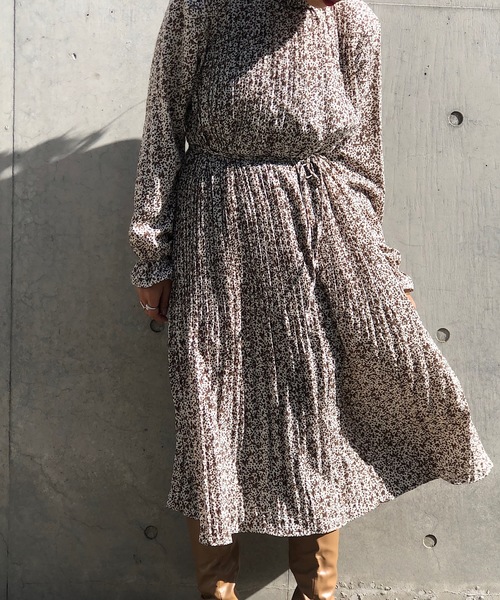 PARKS TOKYO SELECT(パークストウキョウセレクト)の「クルーネックプリーツワンピース(ワンピース・レディース・ブラック/ネイビー/アイボリー/キャメル・FREE)」の3枚目の写真