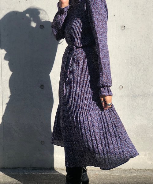 PARKS TOKYO SELECT(パークストウキョウセレクト)の「クルーネックプリーツワンピース(ワンピース・レディース・ブラック/ネイビー/アイボリー/キャメル・FREE)」の4枚目の写真