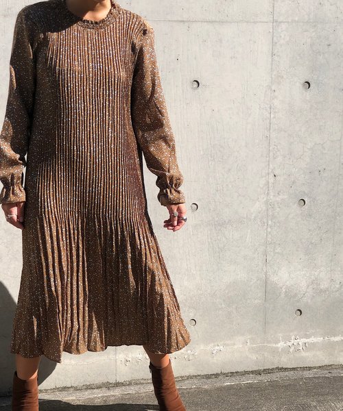 PARKS TOKYO SELECT(パークストウキョウセレクト)の「クルーネックプリーツワンピース(ワンピース・レディース・ブラック/ネイビー/アイボリー/キャメル・FREE)」の1枚目の写真