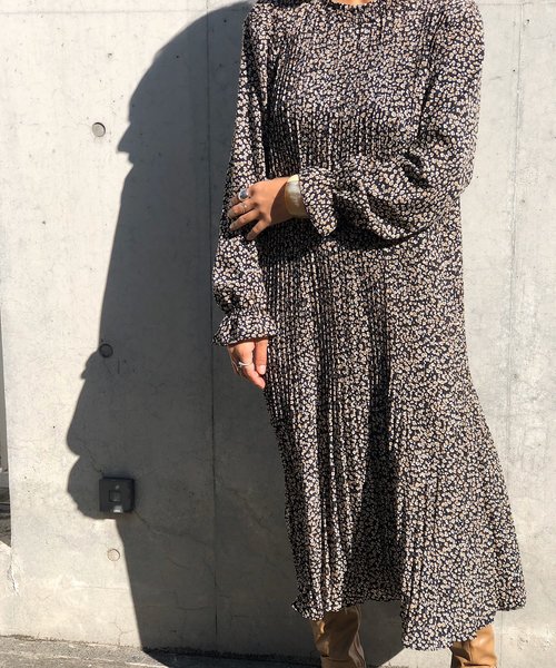 PARKS TOKYO SELECT(パークストウキョウセレクト)の「クルーネックプリーツワンピース(ワンピース・レディース・ブラック/ネイビー/アイボリー/キャメル・FREE)」の2枚目の写真