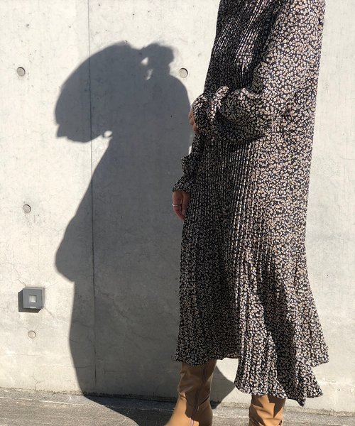 PARKS TOKYO SELECT(パークストウキョウセレクト)の「クルーネックプリーツワンピース(ワンピース・レディース・ブラック/ネイビー/アイボリー/キャメル・FREE)」の9枚目の写真