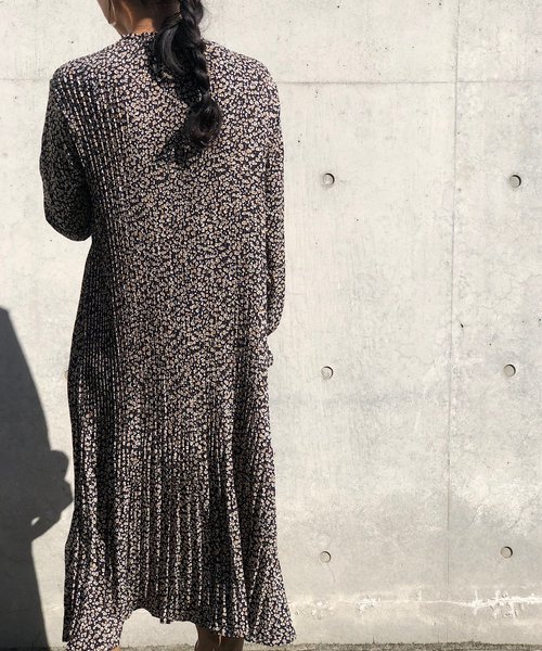 PARKS TOKYO SELECT(パークストウキョウセレクト)の「クルーネックプリーツワンピース(ワンピース・レディース・ブラック/ネイビー/アイボリー/キャメル・FREE)」の8枚目の写真