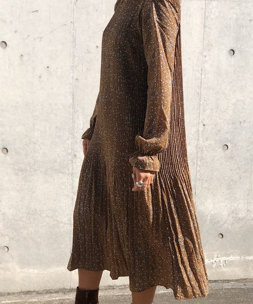 PARKS TOKYO SELECT(パークストウキョウセレクト)の「クルーネックプリーツワンピース(ワンピース・レディース・ブラック/ネイビー/アイボリー/キャメル・FREE)」の22枚目の写真