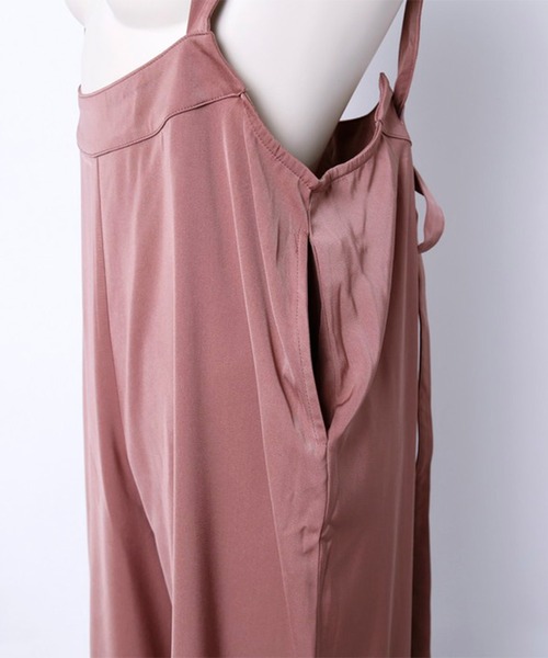 STYLEBLOCK(スタイルブロック)の「サロペットマットサテンパンツ(サロペット/オーバーオール・レディース・ブラック/パープル/グレイッシュベージュ/モカ・M)」の10枚目の写真