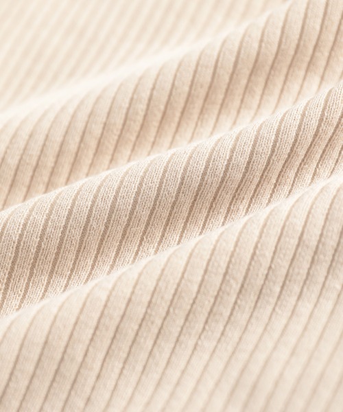 さらり、大人こなれ感。オーガニックコットンノースリーブハイネックリブニット