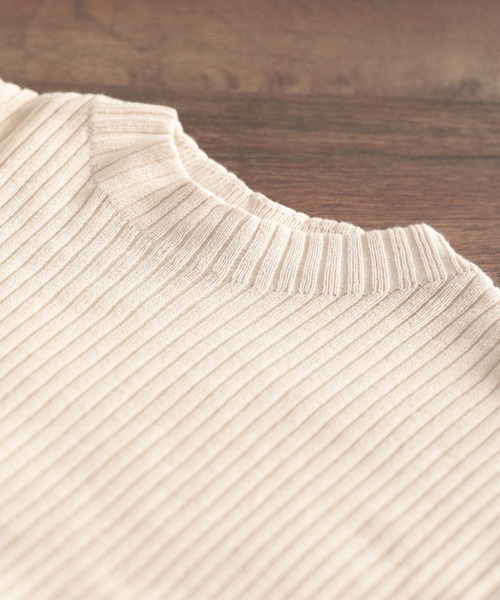 さらり、大人こなれ感。オーガニックコットンノースリーブハイネックリブニット