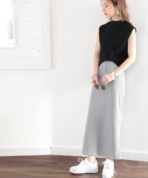 さらり、大人こなれ感。オーガニックコットンノースリーブハイネックリブニット