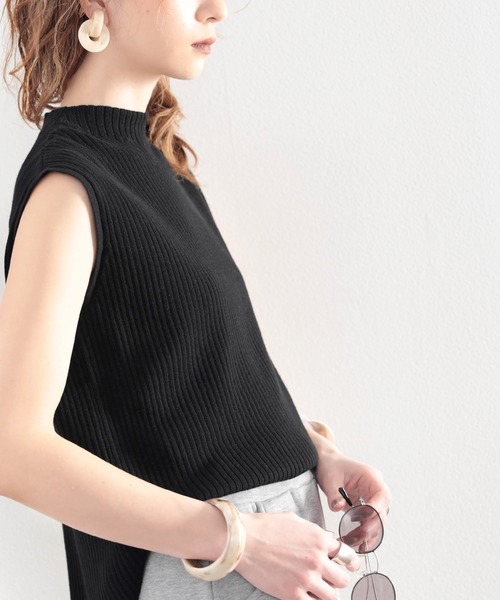 さらり、大人こなれ感。オーガニックコットンノースリーブハイネックリブニット