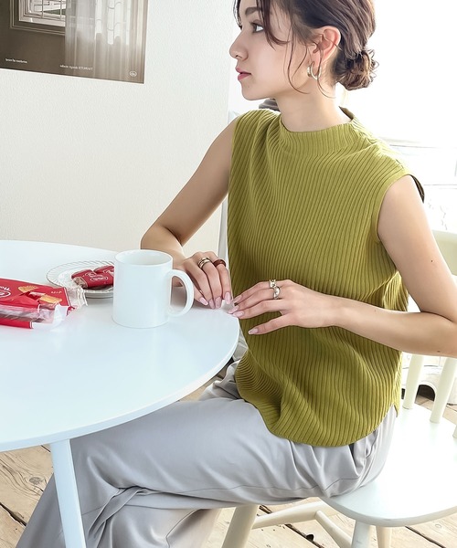 classicalelf（クラシカルエルフ）の「さらり、大人こなれ感。オーガニックコットン ノースリーブ シンプル ハイネックリブニット（Tシャツ/カットソー・レディース・ブラック/ベージュ/グレイッシュベージュ/グリーン系その他/ブラウン系その他/グレー系その他・MEDIUM/LARGE/X-LARGE/SMALL）」の14枚目の写真