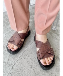 クロスストラップパイソンサンダル/solace