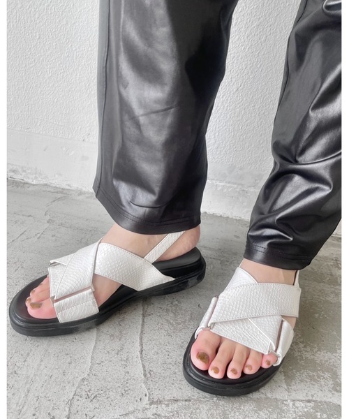 Solace（ソレイス）の「クロスストラップパイソンサンダル/solace（サンダル・レディース・ホワイト/ブラック/ブラウン・MEDIUM/LARGE）」の2枚目の写真