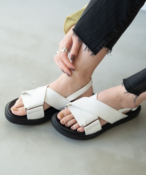 Solace（ソレイス）の「クロスストラップパイソンサンダル/solace（サンダル・レディース・ホワイト/ブラック/ブラウン・MEDIUM/LARGE）」の6枚目の写真