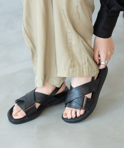 Solace（ソレイス）の「クロスストラップパイソンサンダル/solace（サンダル・レディース・ホワイト/ブラック/ブラウン・MEDIUM/LARGE）」の12枚目の写真