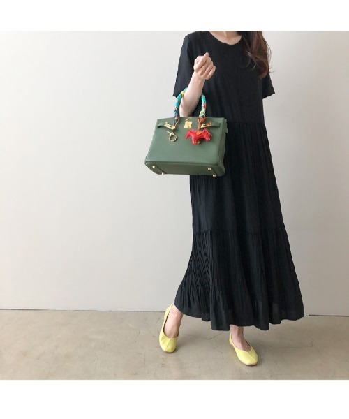 Ritzy(リッツィー)の「大人シルエット ミモレ丈 ゆったりシルエット リラックス 半端袖 ティアードワンピース(ワンピース・レディース・ブラック/ベージュ・M/L/XL)」の2枚目の写真