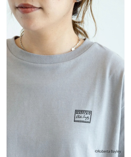 earth music&ecology(アースミュージックアンドエコロジー)の「【WEB限定】Roberta Bayley Tシャツ B *(Tシャツ/カットソー・レディース・オフホワイト/ライトグレー・M/L)」の3枚目の写真