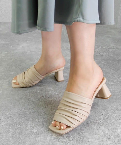 alala（アララ）の「ドレープミュール　◇（サンダル・レディース・ナチュラル/ブラック/アイボリー/グレイッシュベージュ・LL/S/M/L）」の2枚目の写真