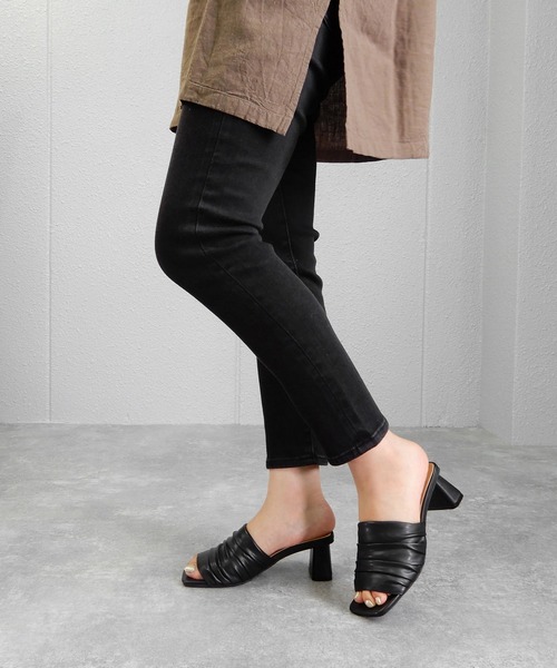 alala（アララ）の「ドレープミュール　◇（サンダル・レディース・ナチュラル/ブラック/アイボリー/グレイッシュベージュ・LL/S/M/L）」の5枚目の写真