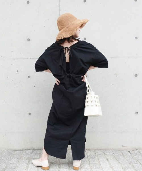 バックデザインVネックワンピース