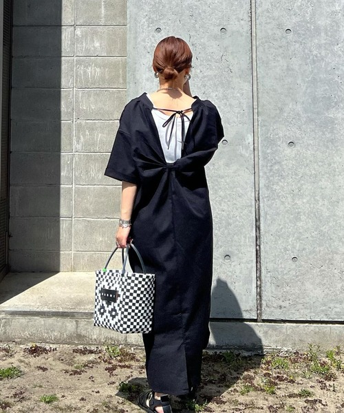 バックデザインVネックワンピース