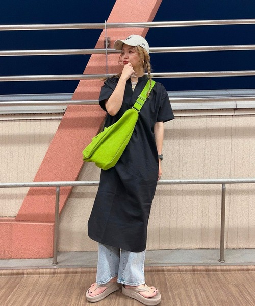 バックデザインVネックワンピース