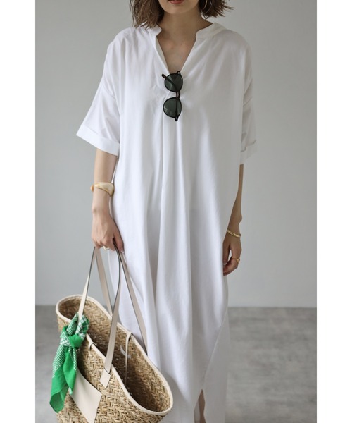 バックデザインVネックワンピース