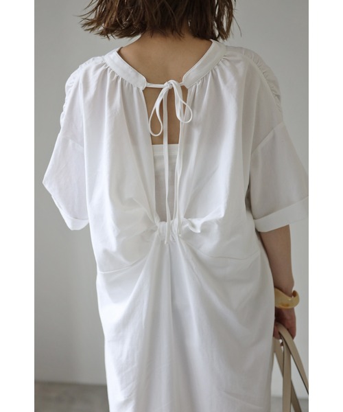 バックデザインVネックワンピース