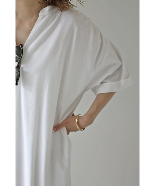 バックデザインVネックワンピース