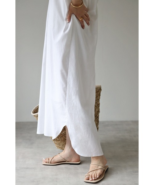 バックデザインVネックワンピース