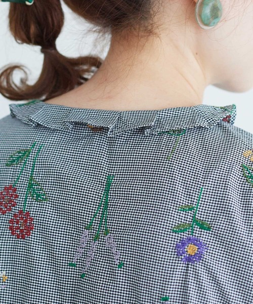 chambre de charme(シャンブルドゥシャーム)の「cdc お花図鑑刺繍 タック衿ワンピース(ワンピース・レディース・チェック・FREE)」の3枚目の写真