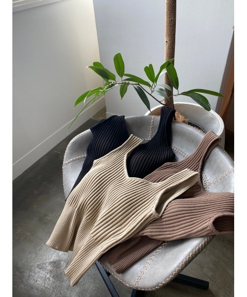 TRUNC（トランクエイティーエイト）の「Switch Knitting TOPS（タンクトップ・レディース・ブラック/ブラウン/ベージュ・FREE）」の16枚目の写真