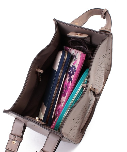 LITTLE ACCESSORIES（リトルアクセサリーズ）の「マルチWAY　パンチングバッグ（ショルダーバッグ・レディース・ブラック/グレイッシュベージュ/ライトイエロー・フリー）」の7枚目の写真