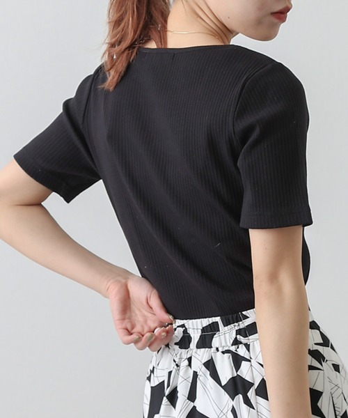 COLONY 2139（コロニートゥーワンスリーナイン）の「ランダムテレコスクエアネック半袖T（Tシャツ/カットソー・レディース・ブラック/パープル/オフホワイト/グレイッシュベージュ・SMALL/MEDIUM/LARGE）」の17枚目の写真