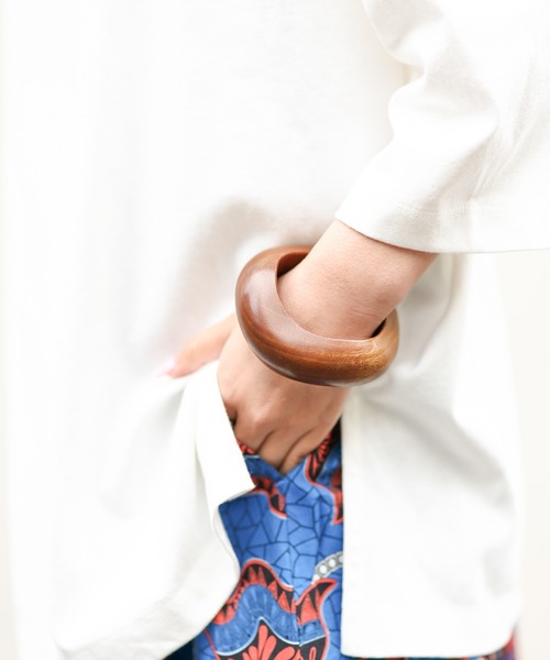 CIAOPANIC TYPY（チャオパニックティピー）の「ウェーブウッドバングル（バングル/リストバンド・レディース・ブラウン・ONE SIZE）」の2枚目の写真