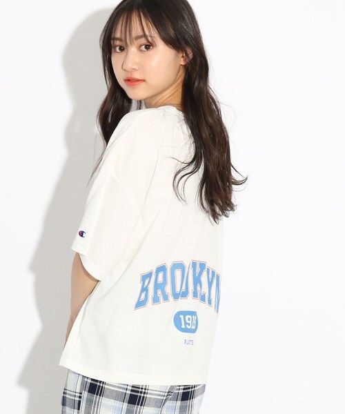 Champion(チャンピオン)の「【Champion/チャンピオン】バックカレッジTシャツ(Tシャツ/カットソー・キッズ・オフホワイト/グリーン・15 /14/16)」の1枚目の写真